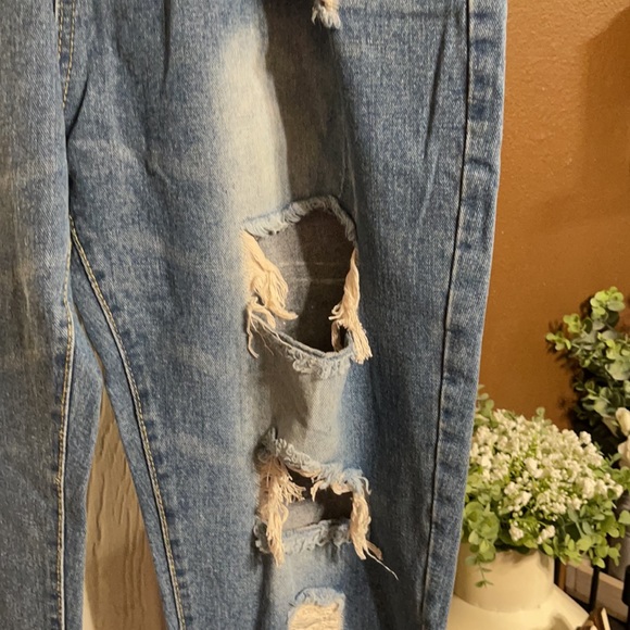 Ripped blue jeans - Picture 2 of 7